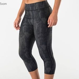 Under armor printed capris–medium–with tags